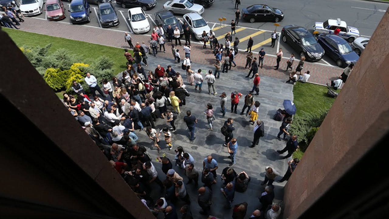 #Ուղիղ. Բողոքի ակցիա քաղաքապետարանի մոտ