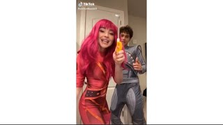 Download lagu Joshua Bassett and Sabrina Carpenter show off their matching costumes mp3
