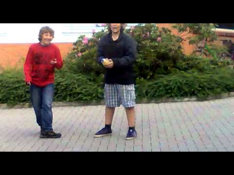 Dummer Junge wirft Flasche gegen die Wand!!!