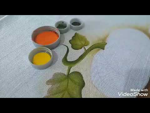 Pintando abóbora com folhas secas