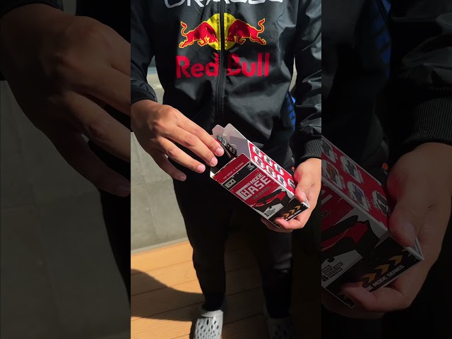 Vídeo relacionado con VAGCARS Llavero de coche de carreras, llavero deportivo F1, llavero de metal modelo de carreras, llavero de coche, accesorio de llavero, regalos de Fórmula 1 para niño, hombre, mujer, fanático de las
