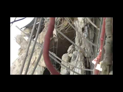 آثار الدمار في شارع القاهرة في مدينة حمص الواقع تحت سيطرة الجيش الحر