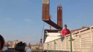 Превью видео: Загружаем стойки-коники бу в машину заказчика | СтройГеоРесурс