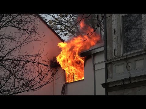 Exklusiv: Wohnungsbrand - Feuerwehr wurde blockiert in Bonner Altstadt am 20.11.17 + O-Töne