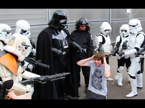 Darth Vader does not like his cheap T-Shirt from ASDA! - Star Wars Pro CosPlay fun