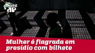 Mulher flagrada em presídio com bilhete