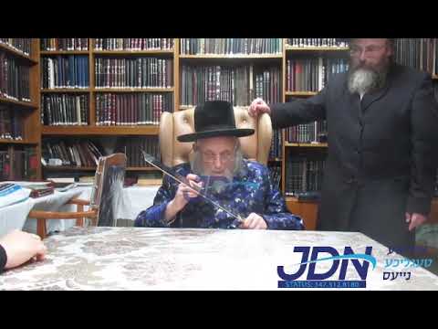 Gavad Eida Chareidis R' Tuvia Weiss checking a chalef of a shochet - Elul 5781