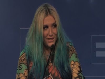 Kesha Chokes Up at Award Dinner, Thanks Fans - YouTube