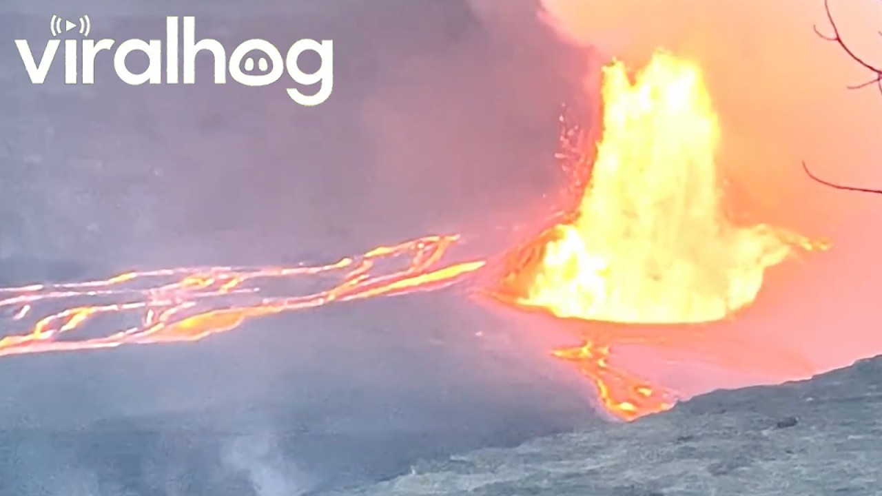 Kilauea Volcano Erupts in Hawaii || ViralHog