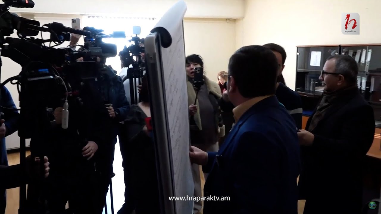 Մեսրոպ Մանուկյանը ցուցապաստառներով գնաց Սուրեն Գրիգորյանի աշխատասենյակ