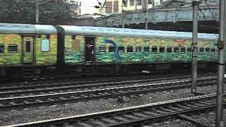 preview picture of video 'Down Yesvantpur Howrah Duronto Express entering Howrah Jn.AVI'