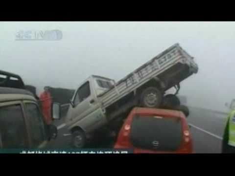 Gigantische Massenkarambolage mit 137 Fahrzeugen - News Video