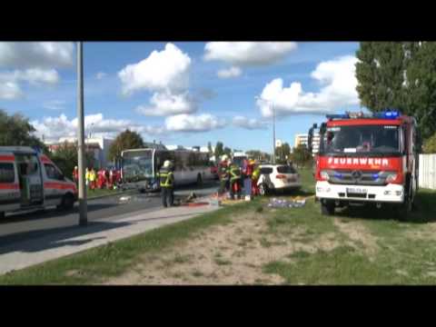 Taxi rast in Linienbus: Acht Verletzte bei Unfall in Rostock