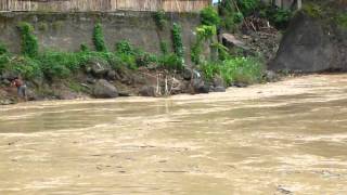 preview picture of video 'Río Marañon llevándose un pueblo'