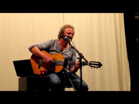 Singer-Songwriter Rainer Doering mit seiner Gitarre (Konzert in Berlin Bohnsdorf)