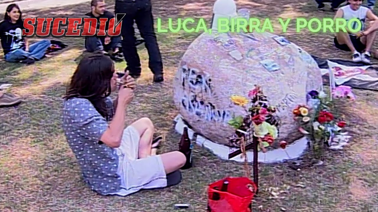 Fumando porro y tomando cerveza en la tumba de Luca Prodan