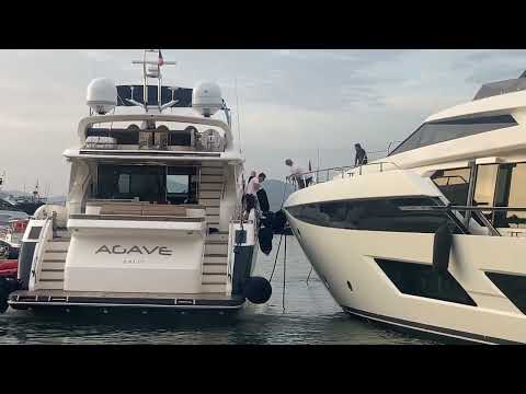 Mega tight mooring for Mega Yacht in Saint-Tropez. Princess V85. 
