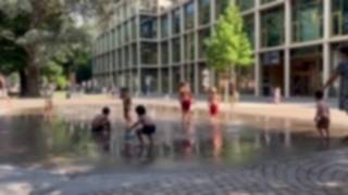 Bolzano nella morsa del caldo, i bambini «invadono» la fontana del Waltherpark alla ricerca di re...