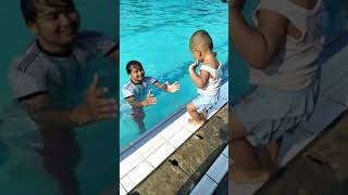 Download lagu Video lucu, anak kecil loncat di kolam. mp3