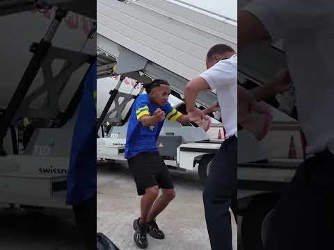 👨‍✈️🇨🇼 Le pilote s'ambiance avec un supporter du Curaçao à l'arrivée des joueurs aux USA !!