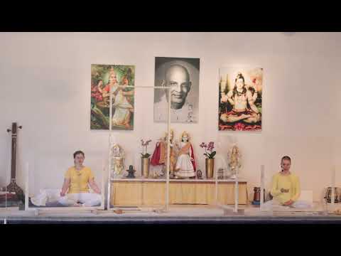 Ankommenstunde  mit Clara - Yoga Vidya Ashram Live - 16:30 Uhr 27.02.2022