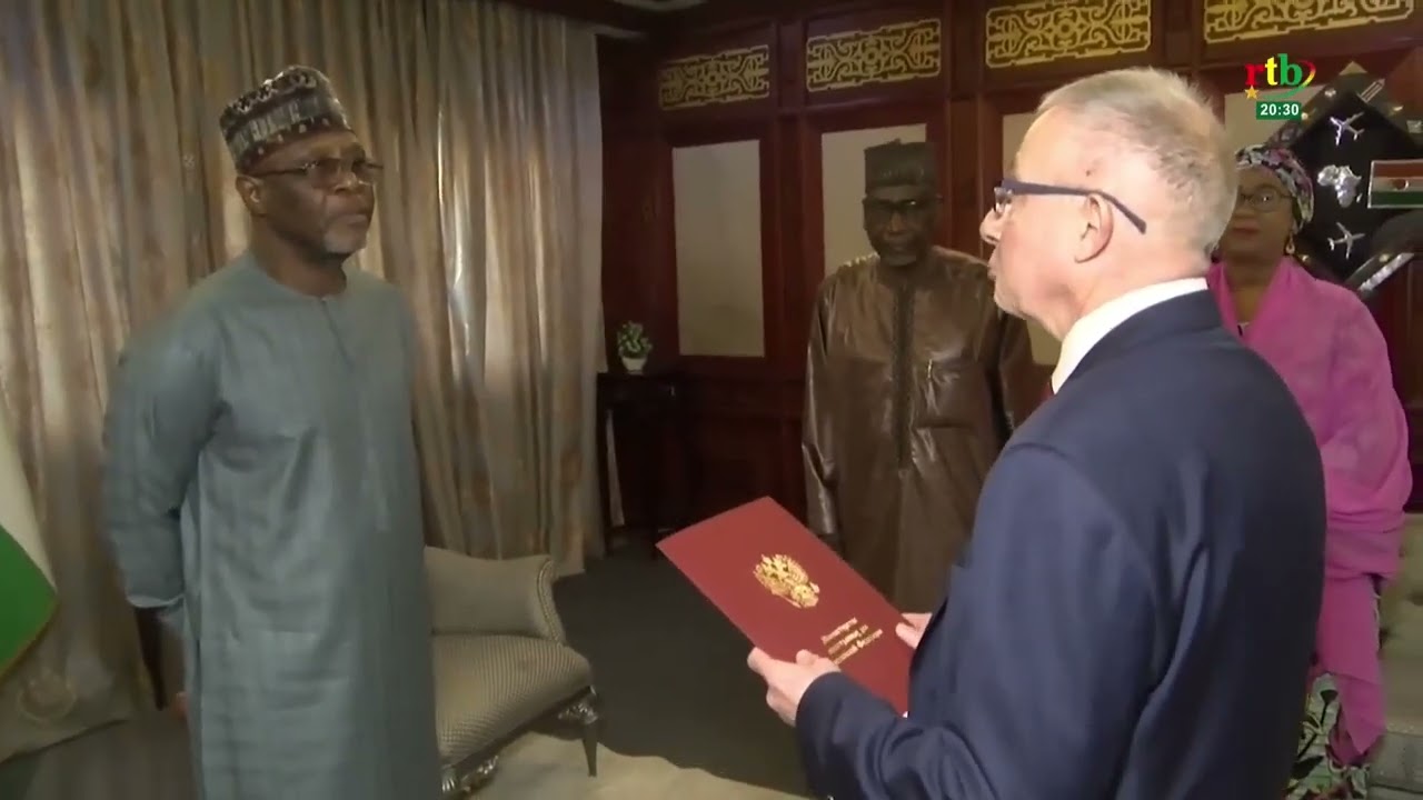 AES Actualités : l’ambassadeur de Russie présente les copies figurées de ses lettres de créances