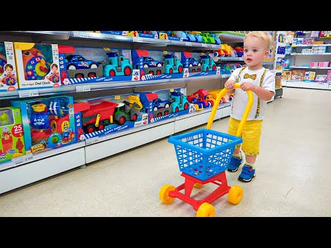 Little Chris fait semblant de jouer avec des jouets - meilleures vidéos avec son petit frère