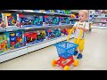 Little Chris Fait Semblant De Jouer Avec Des Jouets Meilleures Vidéos Avec Son Petit Frère
