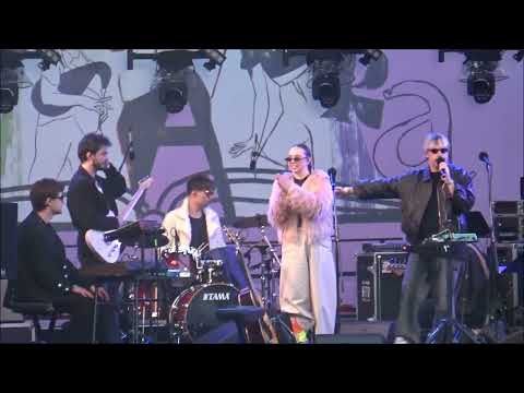 GRUPA VĒSTNIEKS UN RŪDOLFS MACATS IESILDA DZEGUŽKALNA ESTRĀDI  . RĪGA, 20.08.25.