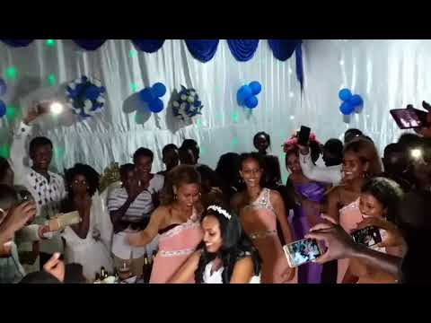 ምን ላርግልህ በወንድማችን ሰሙ ማሞ የሰርግ ፕሮግራም ላይ ባለቤቱ ፍቅሯን በዘፈን ስትገልፅለት