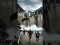 大坝瞬间崩溃，洪水疯狂涌下，逃跑者惨遭追击被吞噬#大坝崩塌#洪水灾难#水灾#灾难时刻#突发事件#紧急撤离#自然灾害#逃生瞬间 #惊险瞬间 #automobile #视觉震撼