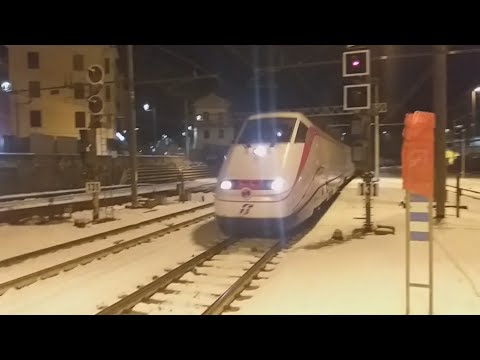 Transito spedito treno Intercity sun,2 e414 in dts,in una serata innevata a Ronco Scrivia