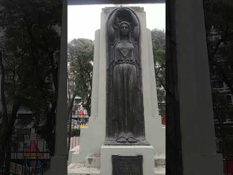 MÁSTIL Y PLACAS EN LA PLAZA DE FLORES #turismobuenosaires #viapublica #buenosaires #travel