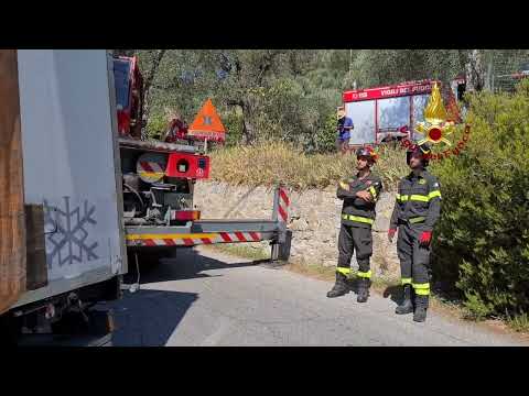 Rimorchio incastrato lungo i tornanti sul lago di Massaciuccoli