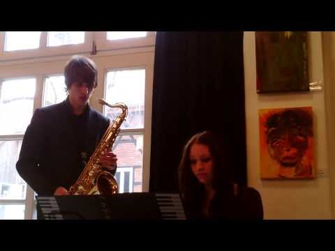 Elias Rütten und Theresa Klauenberg bei der Ausstellung „Verzweigungen" von Beate Sombetzki