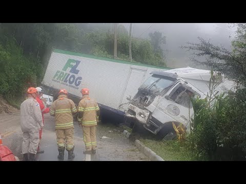 Carreta sai da pista em acidente no trecho da Serra de Nova Friburgo nesta quinta-feira