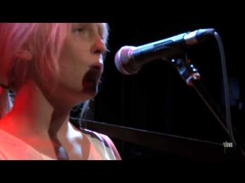 Laura Marling - "Bleed Me Dry" (eTown webisode #517)