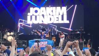 Joakim Lundell waiting for hela låten live