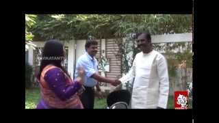 Vairamuthu meets Chinna Chinna Aasai Singer Minmini- Ananda Vikatan