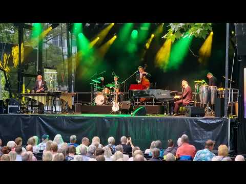 Götz Alsmann mit seiner Band auf dem LeonPalooza Festival in Leonberg am 18.07.2023