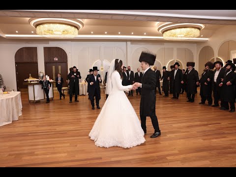 Lipa Schmeltzer Badchen English Mitzvah Tantz (Last Dance) ליפא שמעלצער בדחן לייבי און רויזי ברייער