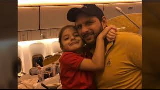 Shahid Afridi With His Daughters