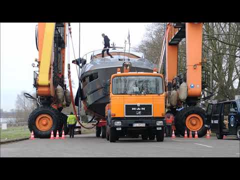 Boot 2016 Düsseldorf und Kran Big Willi und Schwertransport