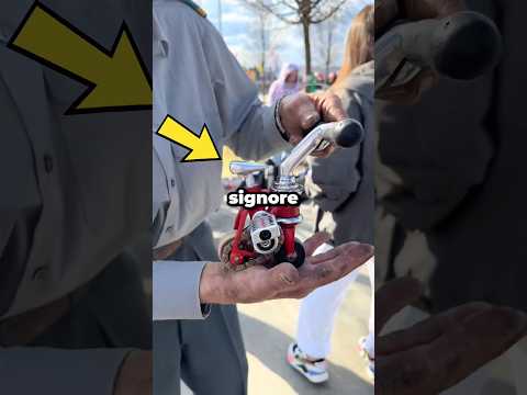 Riuscirà ad andare in bicicletta con questa piccola bicicletta? 😳