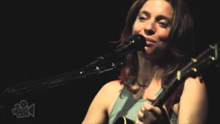 Ani DiFranco - Smiling Underneath (Live in New York) | Moshcam