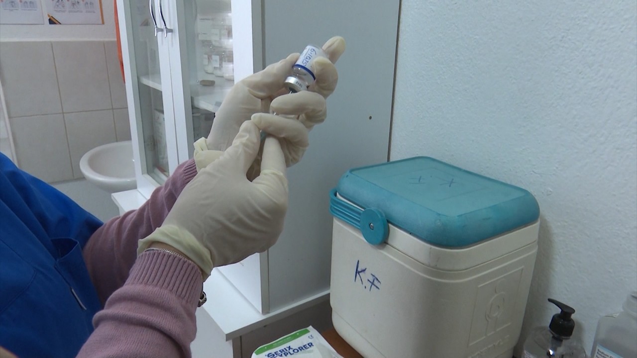 Vaksina e gripit, mjekët bëjnë apel që të vaksinohen të sëmurët kronikë
