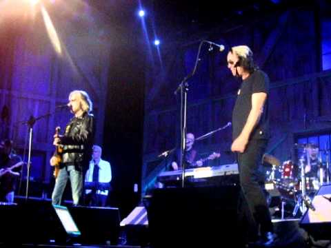 Daryl Hall & Todd Rundgren singing "It Wouldn't Have Made Any Difference"