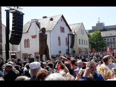 5vier.de war bei der Enthüllung der Karl Marx Statue dabei! Wir zeigen Szenen & O Töne