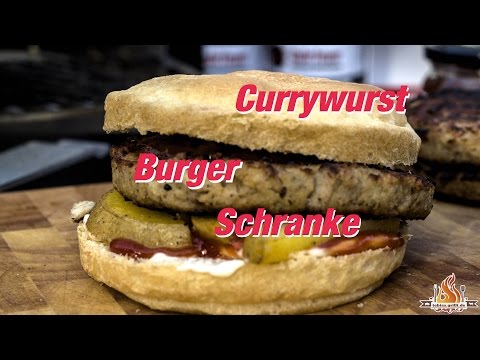 Currywurst Schranke Burger - Hamburger aus Bratwurst mit Pommes rot weiß -- tobias.grillt.de