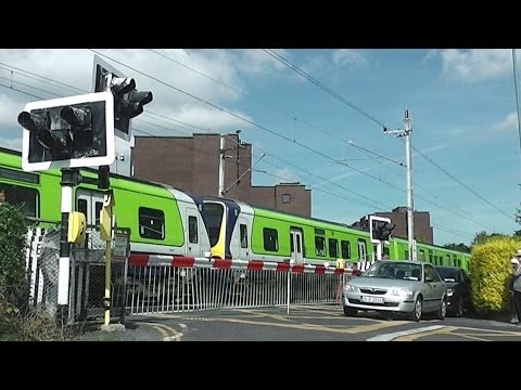 Level Crossing at Serpentine Avenue - IE 29000 Class DMU